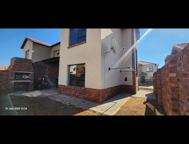 3 BEDROOM TOWNHOUSE FOR SALE IN WATERVAL EAST